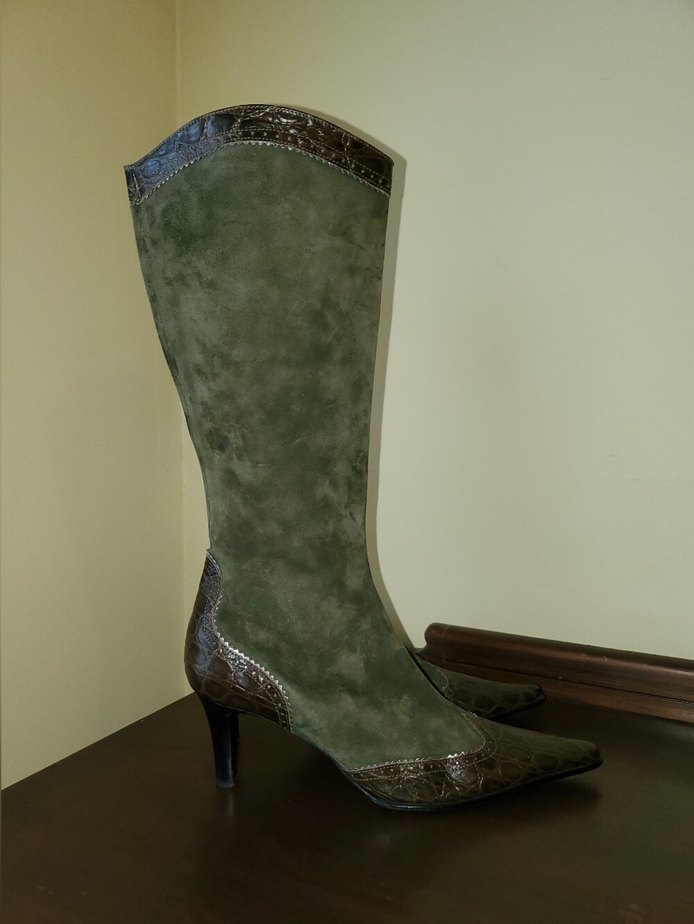 Max De Carlo Olive Green Suede Knee-High Pointed Toe Boots Croc Embossed Sz 9.5